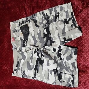 Mens 32 camouflage shorts by Max's